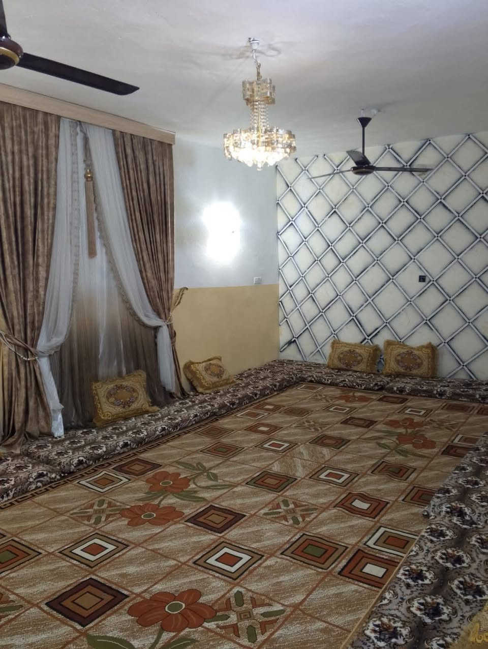 السلام عليكم بيت للبيع حديث البناء 2014 مساحه 350متر مكون من استقبال 7/5 هول 6/5 وعرفته نوم 7/4 حوالي درج كبير غرفه نوم 4/4 وغرفه نوم 5/5 مطبخ 5/4 كبير وممشاء حول البيت مترين وحديقه كبيره وبها كراج سياره كبير سيراميك البيت كله قاط واحد بيه غرفه في السطح كبيره 5/5 البيت زراعي مطل على شارعين الاستفسار ***********
الموقع خان بني سعد منطقة المراديه مقابيل مول الشلال 

السعر ( 85.)  مليون وبيه ومجال قليل

