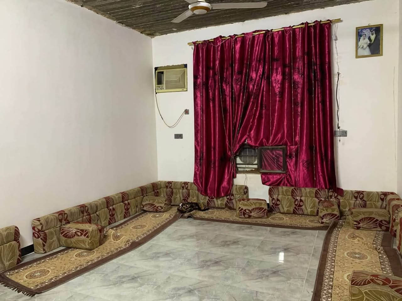 السلام عليكم بيت البيع 
في حي الفرسان 
مساحه 200
السعر 55
غرف 2
المطبخ5×4
ربعه 6×4
صاله4طول 7
رقم.***********
