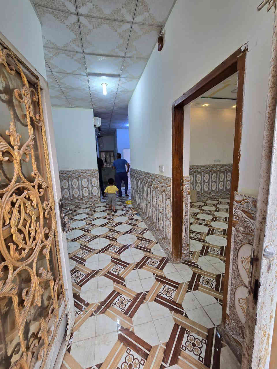 يتوفر  بيت طابق اول ‏للإيجار
العنوان حمدان قرب المركز شرطة 
تتكون 2قرف 
صالة كبيرى 
ديوانية  
صحيات  
كلش جديدة   سعر 350 شامل الماي والكهرباء 
الستفسار ***********
ابو رقيه
