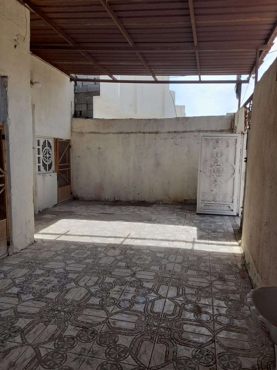 يا الله سلام عليكم 
توفر بيت للبيع المساحا200 متر
العنوان البصره شطر العرب منطقه باب الهوى يتكون البيت من غرفتين وديوانيه ومطبخ وصحيات داخليه وخارجيه وكراج طابو صرف زراعي بسم عراقي المشتري ياخذ نسخا من طابو وكالت محكمه ومكاتبت مكتب 
للستفسار ***********
