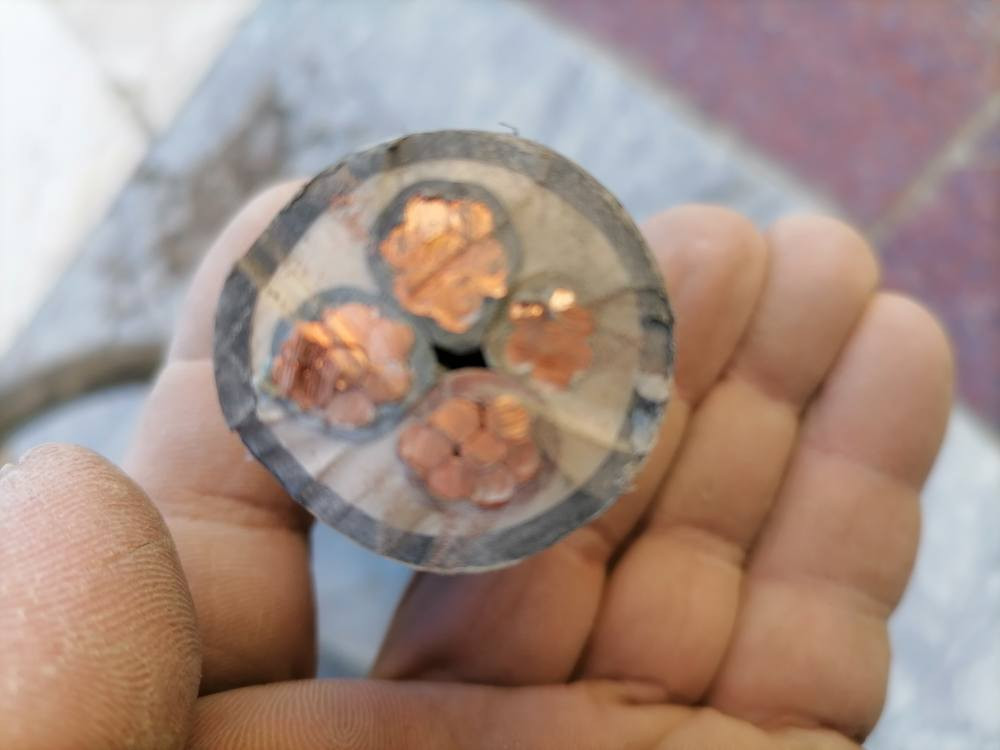 كيبل  للبيع  رباعي  حجم 3*25+16
يعني 3 فيزات  25 ملم والرابع 16 ملم
19 متر وربع
سعر المتر 15 قفل 
المكان بغداد
للتواصل ***********
