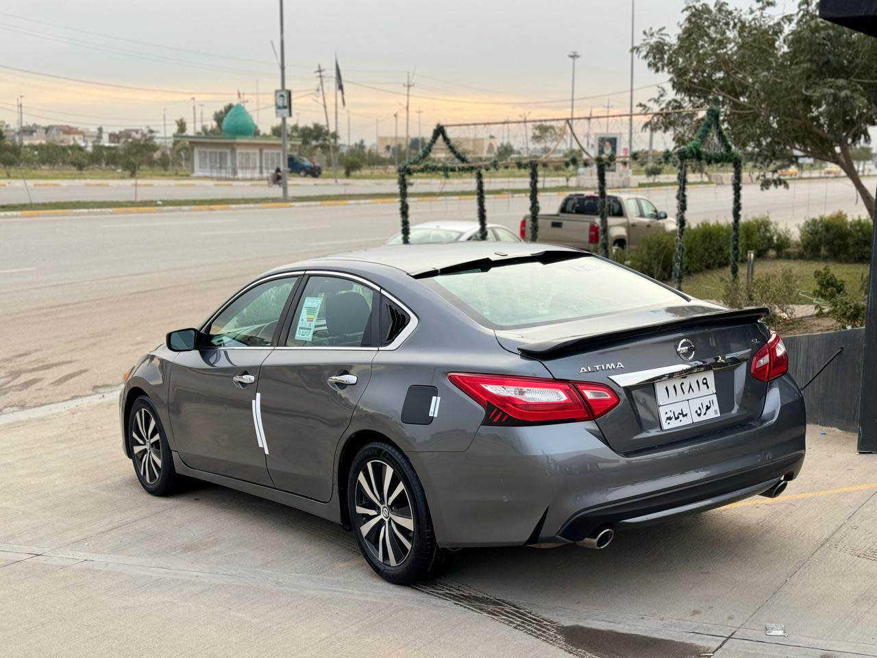 Alltima 2017 
گێر و مەکینەی بە شەرت نەکراوەتەوە
١٦٠ کیلۆمەتر ڕۆشتووە 
دەفتەر بانزین 
ویل کڕۆم 
زینۆن
ساردی و گەرمی بە شەرت
تایەی تازە 
تەحویل و وەکالە بەشەرت
یەک جاملغی تیایە 
سەیارەکە لە کەرکووکە 
سعری ١١٥ و مەجال
*********** كركوك, العراق
