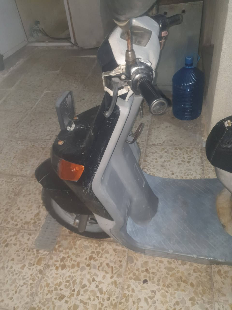 السلام عليكم دراجه بي كم للبيع نقص بيها صفحتين اليمنى واليسرى وتشتغل هندر ويحتاج لها تنظيف كابريتر الله شاهد الدراجه نظيفه كلش ياباني مكاني البلديات السعر350 وبيها مجال بسيط***********
