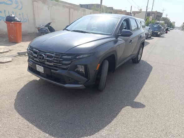 توسان موديل 25 ماشيه 4لاف فقط 
لون مميز مات رمادي مدفوع كمركه وكامل فول تحكمات تشغيل عن بعد رادارات امامي وخلفي نقط عمياء مكينه 2500 وكير اي تي المرغوب حادثه تبديل باب السائق اصلي ومقدمة البنيد بارد واضح بالصوره سياره جديده جدا والصلاة على محمد وال محمد 
السعر 195 وبيه مجال 
تواصل خاص او على الرقم وتس ***********
