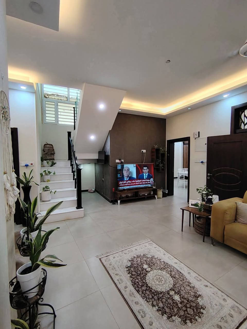 دار للبيع بناء حديث نادر الأولى قرب مجمع المدار س 
مساحته اة2 متر طابو زراعي سندة2 
الواجـهــــــة 0اامتر 
زال 25 متر 
الـ 
حنويات الـدار طابقين بناء حديث درجة أولئ 
ـق الأرضـ 
الطابـ 
غرفينـــــم وصاله وكليدور ومطبخ حار وبارد ومجمع صحيات 
داخلي وخارجي وكراج كببر وحديقة 
ـق الثانـ 
الطابــ 
غرفتين نــوـم وكليدور ومجمع صحيات 
ـلاســـــفـسـار***********
#موقع الكائن جمعية فرع صيدلية مرحبا 
#مكتب سولار لاند الهندسي ✅️
