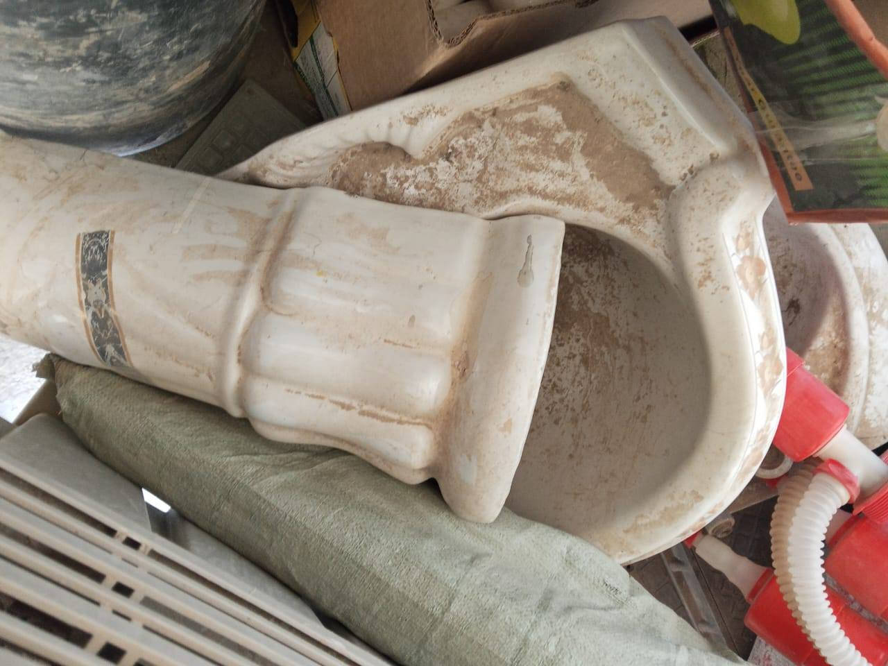 تعزيلات محل منو محتاج هاي لاغراض جوه سعر جمله  كله جديد لعنوان زويرجات رقم *********** ابو لمحل حتي رفوف البيع كولشي يخص منزل عده وموجود
