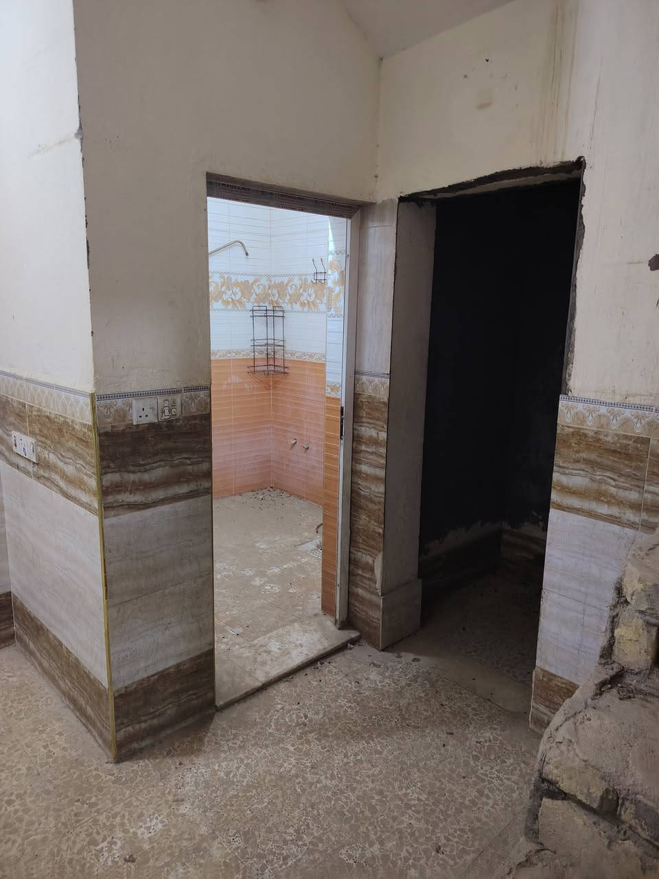 منطقة عبجيه يبعد عن مستشفى الحكيم 500 متر
100 متر طابقين ركن مربع
الطابق الارضي
ديوانيه و غرفه ومطبخ وصحيات
الطابق الثاني
3 غرف و مطبخ غير كامل البناء
صحيات خارجيه
البيت فارغ حاليا
سعر الايجار 300
***********
