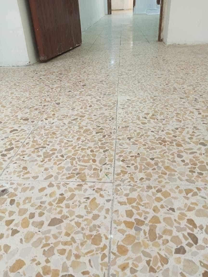 دار للايجار مساحة 135 متر

بناء كلاسك 

الموقع / شارع فلسطين حي المهندسين

الطابق الأرضي

كراج صالة غرفة نوم مطبخ خدمات منور

الطابق الثاني

غرفتين نوم خدمات

 مكتب الديار الخضراء للعقار شارع فلسطين حي المهندسين يوجد لدينا عروض اكثر للاستفسار يرجى مرسلتنا على الصفحه مكتب الديار الخضراء 
(7717740997)(***********)
