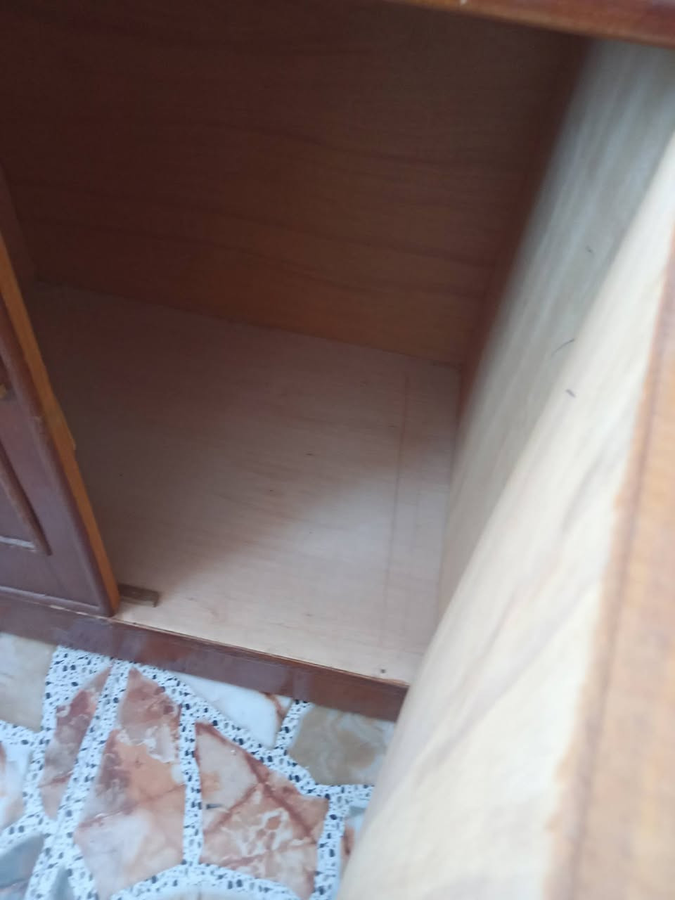 سلام عليكم بوفيه فراش نضيفه حيل مستعمله شهر واحد نضافه ٩٥ بل ١٠٠ سعره ١٦٠ ستفسار ***********  عنوان بلد جمعية ليمام
