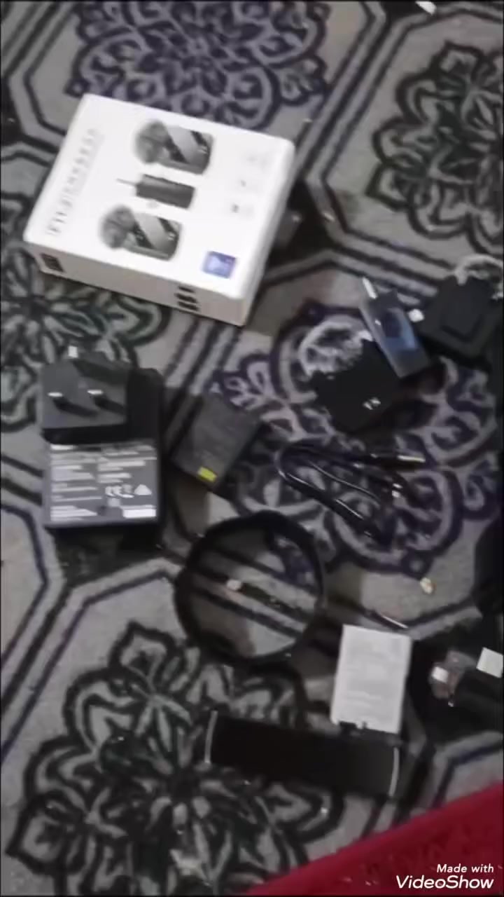 نيكون 5200 شاشه قلاب زوم 8.105 رام 32 بطاريات عدد 2 نك مايك احترافي جنطه شاحنه مكاني نجف السعر 300الف اتصال *********** علمآ لايوجد توصيل تجي تفحص وتاخذ
