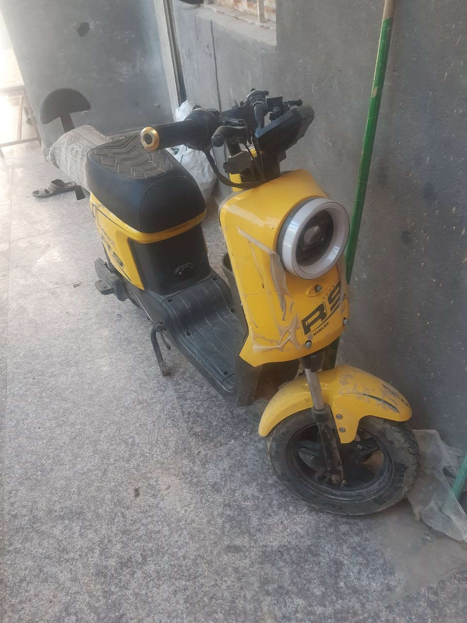 دراجة r9 بطارياته 32 امبير نظيفة ما متعبه بيه مشكلة وحدة وهي ما تمشي النارية وكلشي شغال بيه بس حرف m طالعلي بالعينة وما تمشي وكفت عندي بنص الطريق ضجت وكسرت الكفر مثل ما تشوفون بالصورة ابيعها ع وضعها ٢٢٥ الف للتواصل ع هذا الرقم ***********
