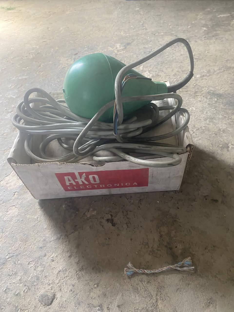 السلام عليكم يوجد شاحنه بطاريات  وكوسره عدد٢. وطوافه كهرباىيه ٣للبيع. ***********. بغداد
