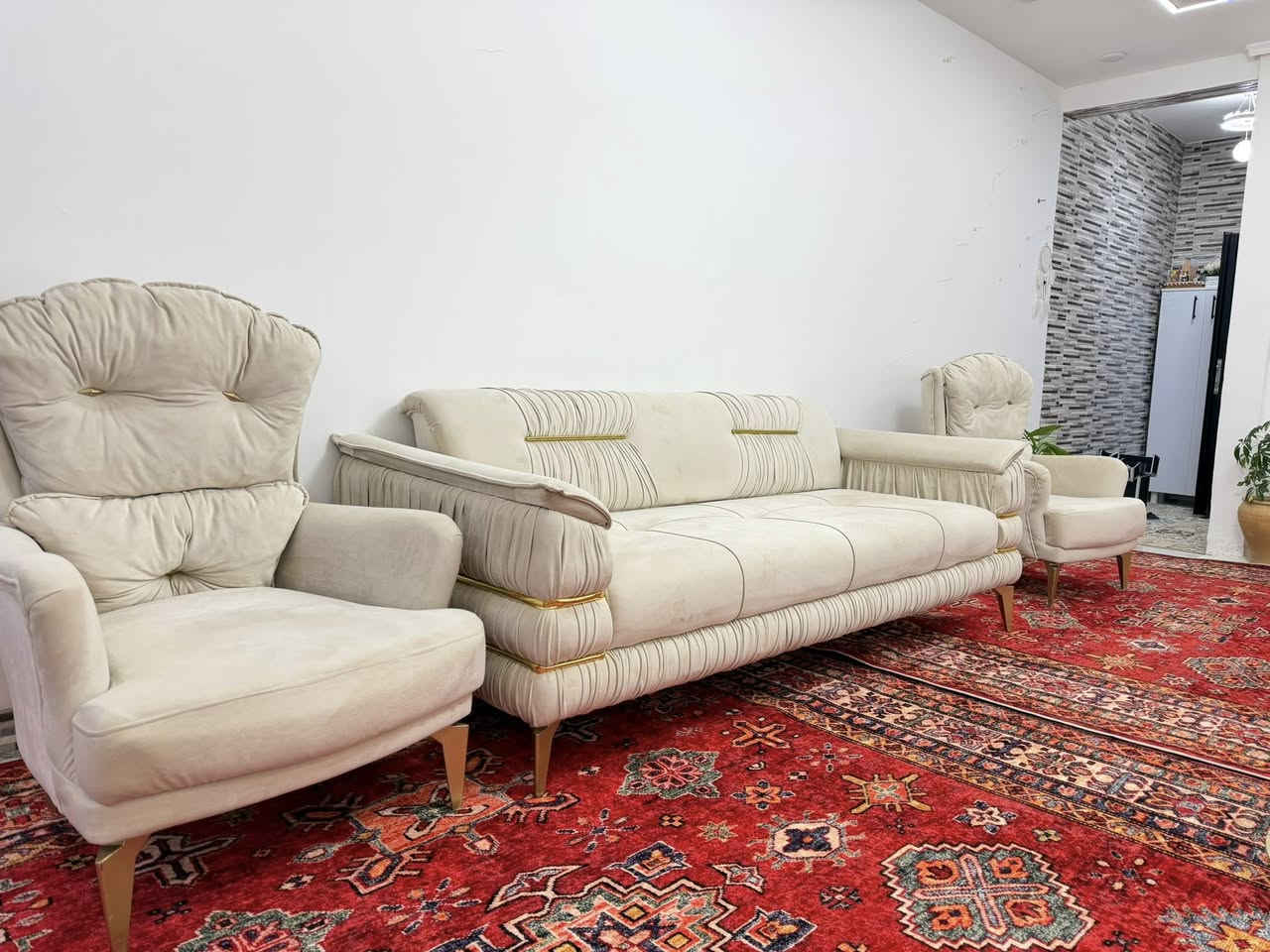 قەنەفەی تورکی ١٠نەفەری زۆر تایبەت و لاقی 😆
بەس تەپلۆکەکانی پارەی قەنەفەیە عادی پێ دریاوە💣
موشتەری نیت لە خۆتۆ نرخ مەدە چاوەکەم 
بچۆ نرخ وەرە گرە خوار ٨گەڵا بوو بەبەڵا بێ باریکە 
ئەبێ بە سیسەم دو تاکە گەورەکەی 
قوفلی٦٠٠هەزارە وە ٥٩٩هەزاریش ناوێ 
لەکەلارم چیتیش هەیە لێو ئەکرم ***********
ئۆڤەری  جەژنە زووکەن نامێنی
