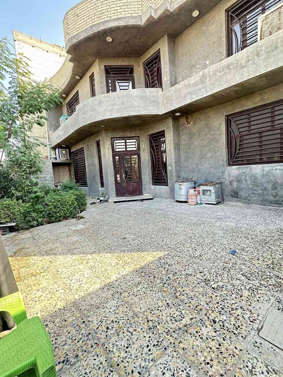 السلام عليكم البيع دار
ابو منيصير الضباط الثانيه 
بناء سنه 2021 طابوق 
المساحه 207متر ركن ع شارعين 
قرب الطريق القديم فلوجه بغداد يبعد 100متر بدايه الضباط الثانيه 
بناء درجه اولى فول كامل مناقص شي 
الطابق الارضي يتكون من 
استقبال12X4.25
صاله 8X4
غرف نوم 4.25
مطبخ 4.50X5.25
حمام 
تواليت داخليه 
توليت خارجيه 
منور عدد 2
طابق الاول يحتوي على 
اربع غرف نوم 4.25X5.50
صاله 8X4
حمام 
بلكونه خارجيه 
الطابق الثاني 
يحتوي على بيتونه خارجية ومخزن
الاستفسار الاتصال ع رقم صاحب دار 
***********
***********
