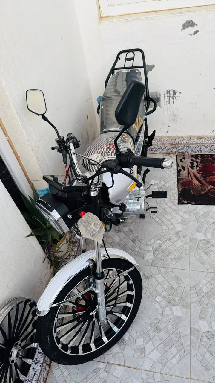 السلام عليكم دراجه للبيع سونك موديل 2025 جديده محرك200 للتواصل على هذا الرقم*********** لسعر 975 وبي مجال
