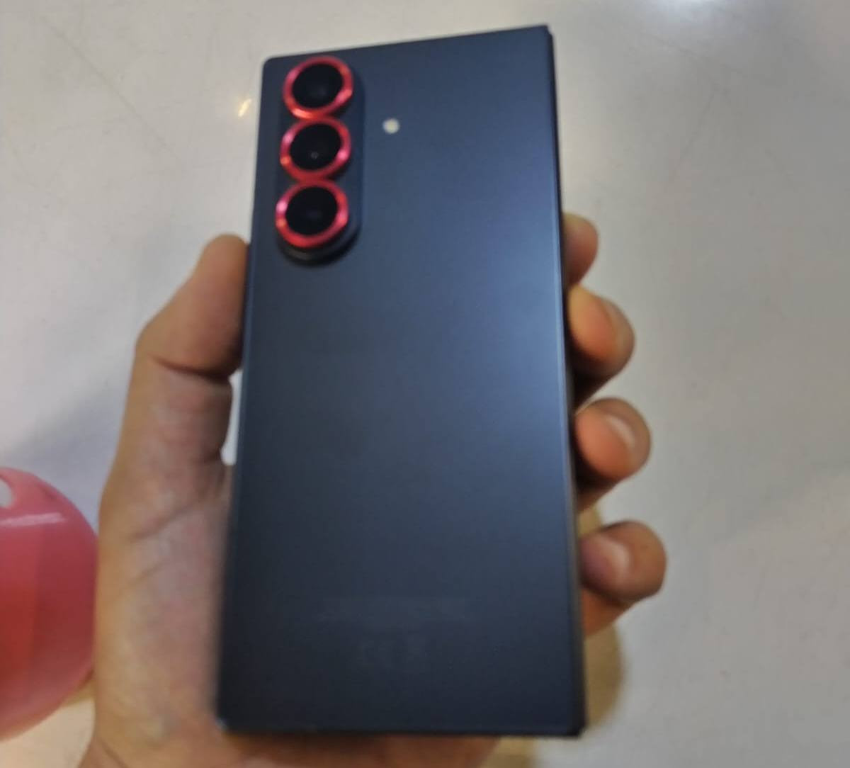 السلام عليكم شباب للبيع
او مراوس ب(S26Ultra ذاكره 512GB او 1TB )

Galaxy Z Fold 7 (نسخة 512 GB) لون (JetBlack) نظافة الجهاز 100%

التخزين والرام: ذاكرة داخلية 512 جيجابايت مع رام 12 جيجابايت.
المعالج: Snapdragon 8 Elite for Galaxy (أقوى أداء).
الشاشة الرئيسية: شاشة قابلة للطي مقاس 7.6 بوصة Dynamic AMOLED 2X.
الكاميرات: نظام كاميرات خلفية بدقة عالية تصل إلى 200 ميجابكسل (أساسية) + 12MP (واسعة) + 10MP (تقريب).
البطارية: 4400 مللي أمبير (نموذجية) مع شحن سريع.
الميزات: دعم Galaxy AI المتقدم، واجهة Android 16.
الوزن: خفيف نسبيًا (حوالي 215-263 جرام )
ويآ ٤ كفرات واحد منهم أبو القلم 
السعر 1 مليون و825 ألف 
مكاني بغداد - الاعظمية 
***********
***********
