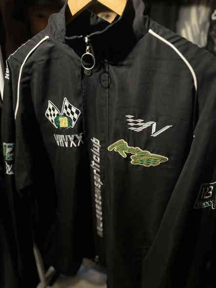 قمصله بيها لوكوات حلوه ومميزه 
قياس XL 
سعر 45 
يوجد توصيل لجميع المحافظات 
***********
