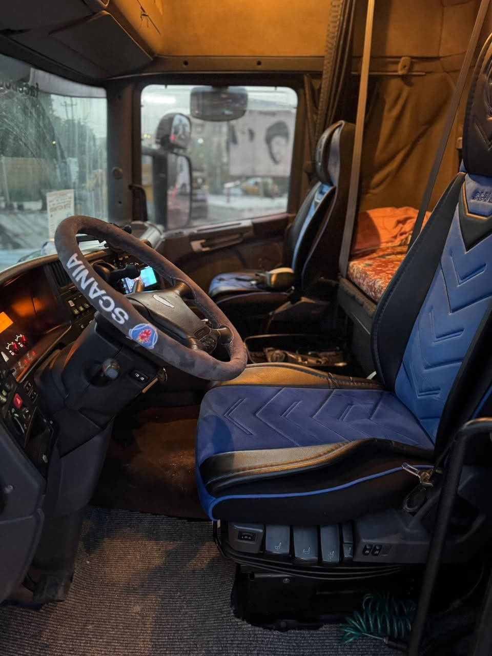 السلام عليكم
سكانيا بوما 2005 
رقم اربيل الجديد
420 
كير3/3
تخم تاير راس وعربانه 
ويل كب الراس 
سنويه جديده 
فحص جديد 
هزه جديده
تكيال الدوره جديد
GBS 
اسود 36
بياضات 36
غير معتمده ع شركه 
السياره بسمي تحويل ثاني يوم 
مكان السياره بغداد 
***********
