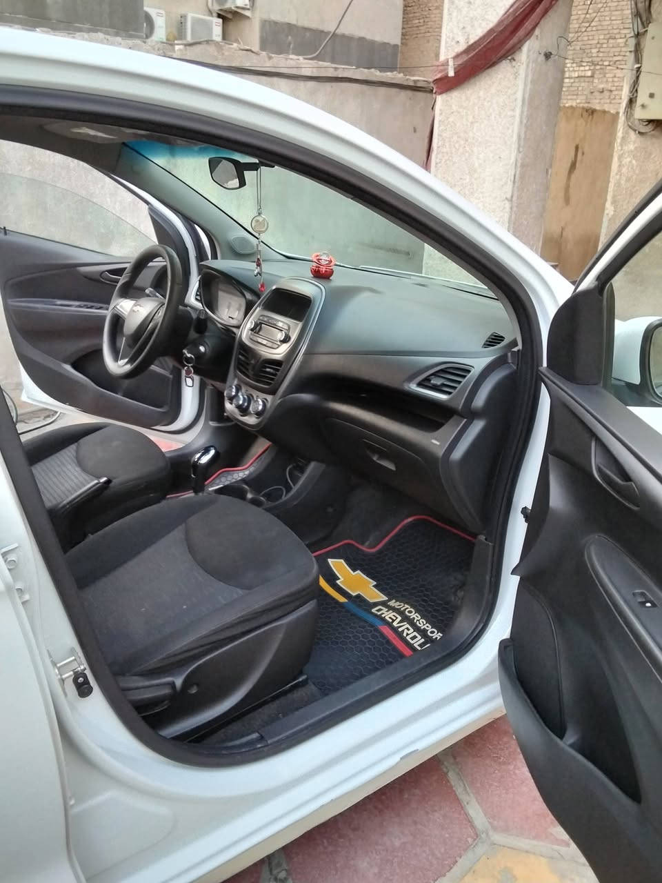 السلام عليكم من رخصة الادمن شوفر سبارك 2020 خليجي ماشيه 81 ألف كيلو متر رقم بغداد الجديد  وهزه جديده سياره ع وضع الشركه برغي مامفتح بيهه محرك كير تبريد صدر مكفولات تخم تاير وويل كب جديد السياره مكفوله عده شخط بين الجاملغ ولباب جهت السايق ومرشوش ع كده بدون معجون بدون فتح السونار موجود مع الصور السعر100 وبيه مجال بسيط هاتف ***********
عنوان بغداد الجديده الامين الثانيه
