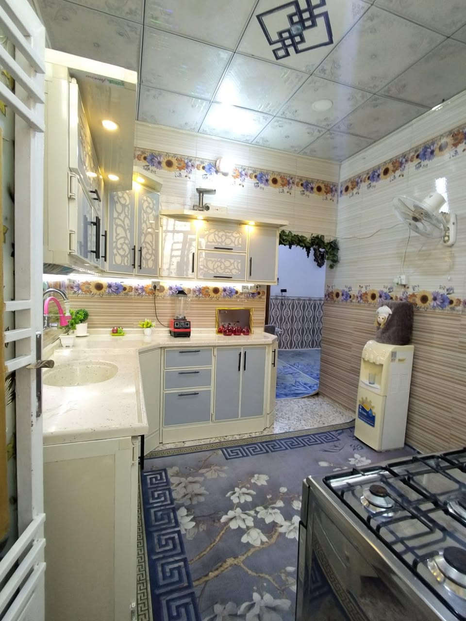 دار للبيع ١٠٠ متر طابقين سند ٢٥شارع ابو طالب يبعد عن الامام كيلو ونص بالسياره خمس دقايق رقم صاحب الدار ***********
