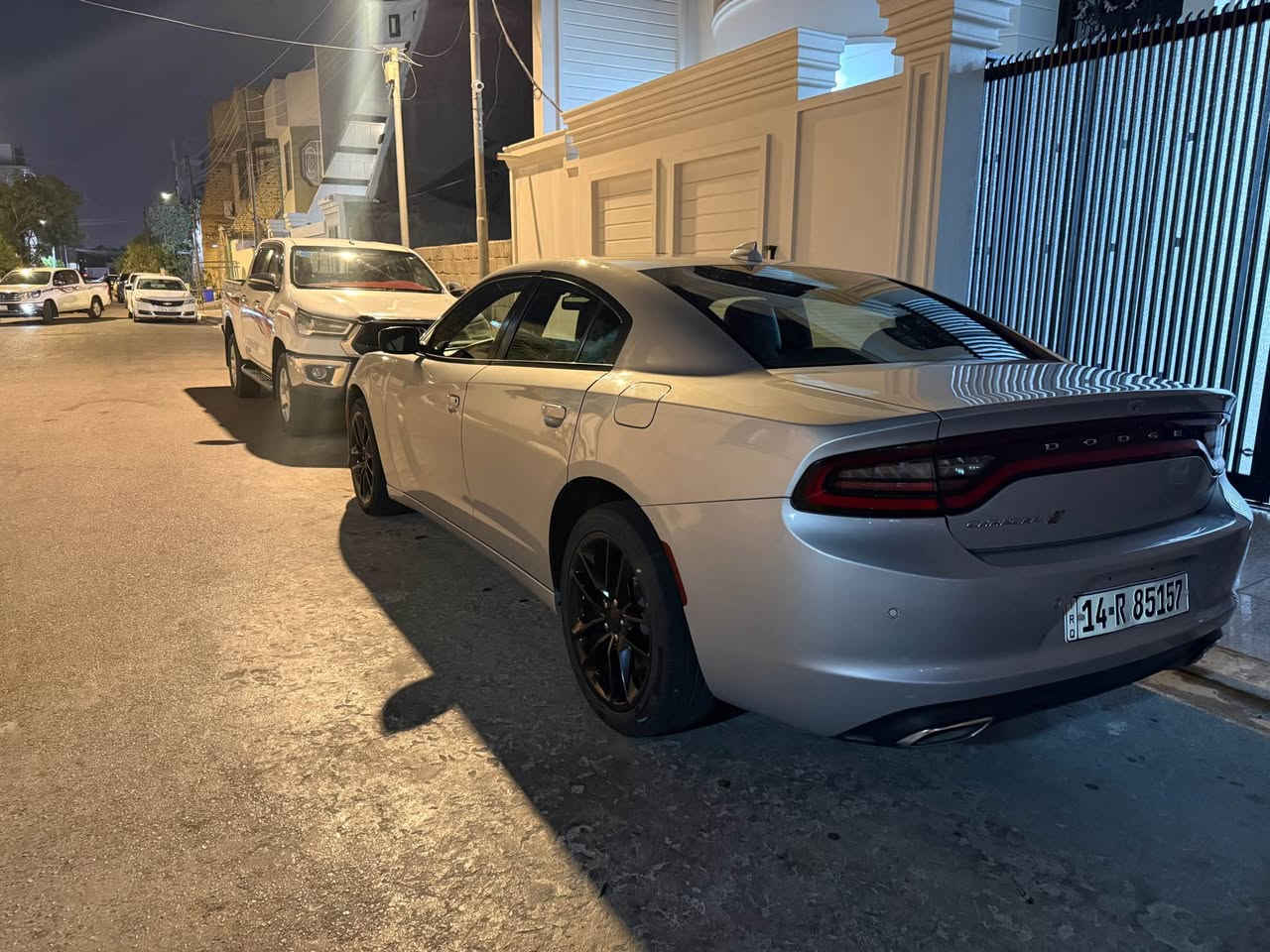 السعر 205$ 
جارجر فور ويل v6 3600 (أوتو فور ويل ) يعني ما يشتغل الا بالطين او المطر او من تبطنش فقط ، بالمشي العادي السيارة تبقى تو ويل تبقى على الدفع الخلفي 

كل المواصفات بيها ما عدا الفتحة ما بيها
حساسات خلفية
كشنات جلد كهرباء 
تدفئة و تبريد بالكشنات 
تدفئة الستيرن 
خزن وضعيات الجلوس 
نقاط عمياء بالمرايات 
شفتات بالستيرن 
ويل 20

حادثها الدعامية و البنيد مبدلات بدون ضربة شاصي ، سيارتي الشخصية ما مشتغلة خط بإسمي تحويل ثاني يوم 

اذا عجبتك السيارة اتصل او دزلي رسالة واتساب ادزلك صور الحادث 

*********** البصرة, العراق
