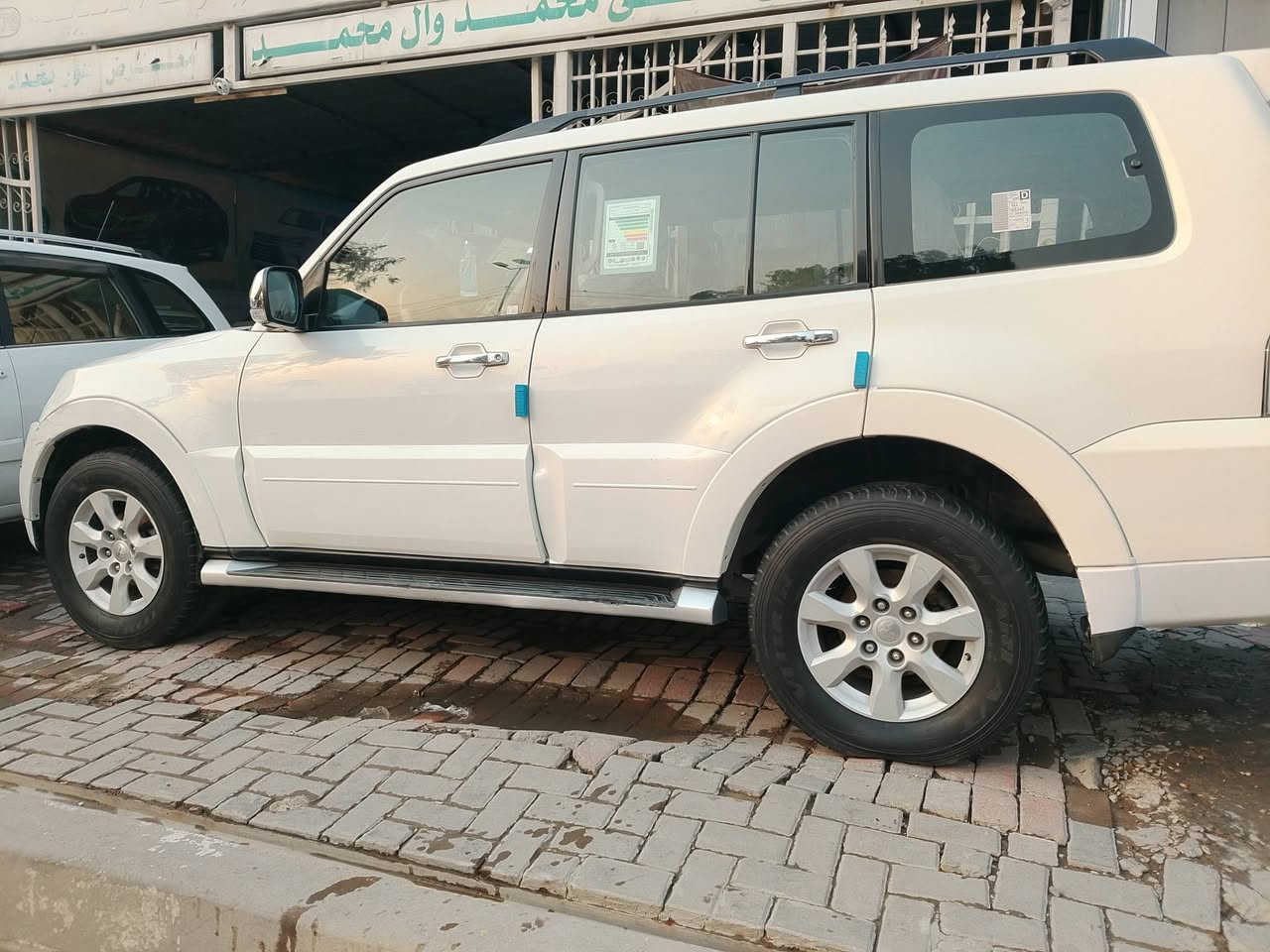 ..السلام عليكم 
باجيرو حبتور موديل 9 رقم بغداد مشروع وطني بسمي سنويا 
سياره فول مواصفات 1/1
مكفول من الضرب لا تبديل لا صبغ 
سونار موجود بل منشور 
كير محرك تبريد مكينه كفاله عامه 
تخم تاير شواصي مكفولات بلادي 
دوخل نظيفه سياره حلو معنا الكمله بل عافيه ياخذها 
سعار سياره 125$بي مجال شي بسيط 
العنوان السياره بغداد بلديات نتصل وتدلل 
 ***********
