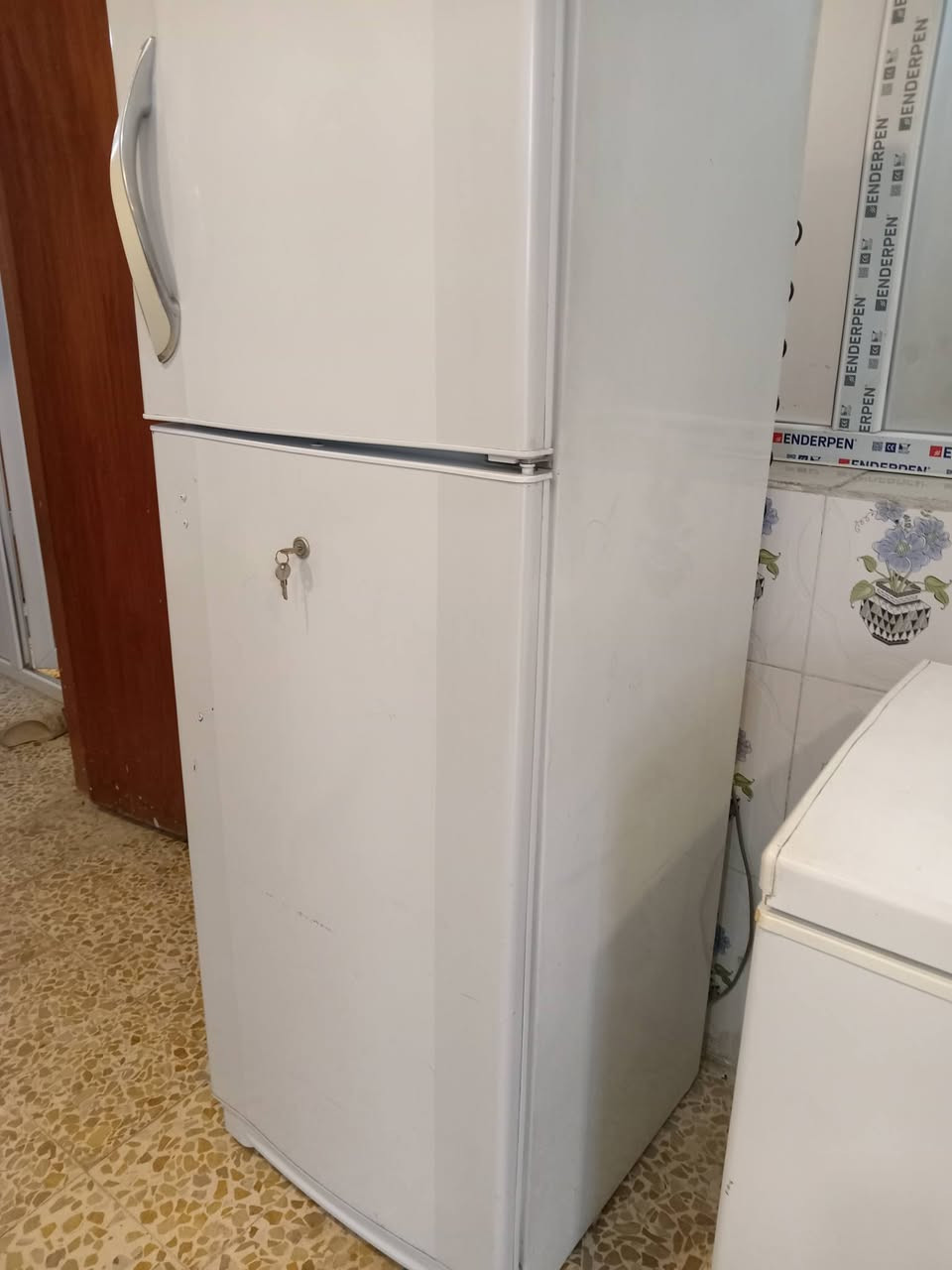 السلام عليكم كشر ثلاجة للبيع حجم ١٨ قدم نوعيه كونكورد لبناني بدون ليك يحتاج فقط مطور كشر نضيف موضح بالصورة السعر ١٢٥ الف دينار المكان بابل  قرب سيطرة الآثار للاستفسار أكثر اتصل على الرقم *********** ابو زيد
