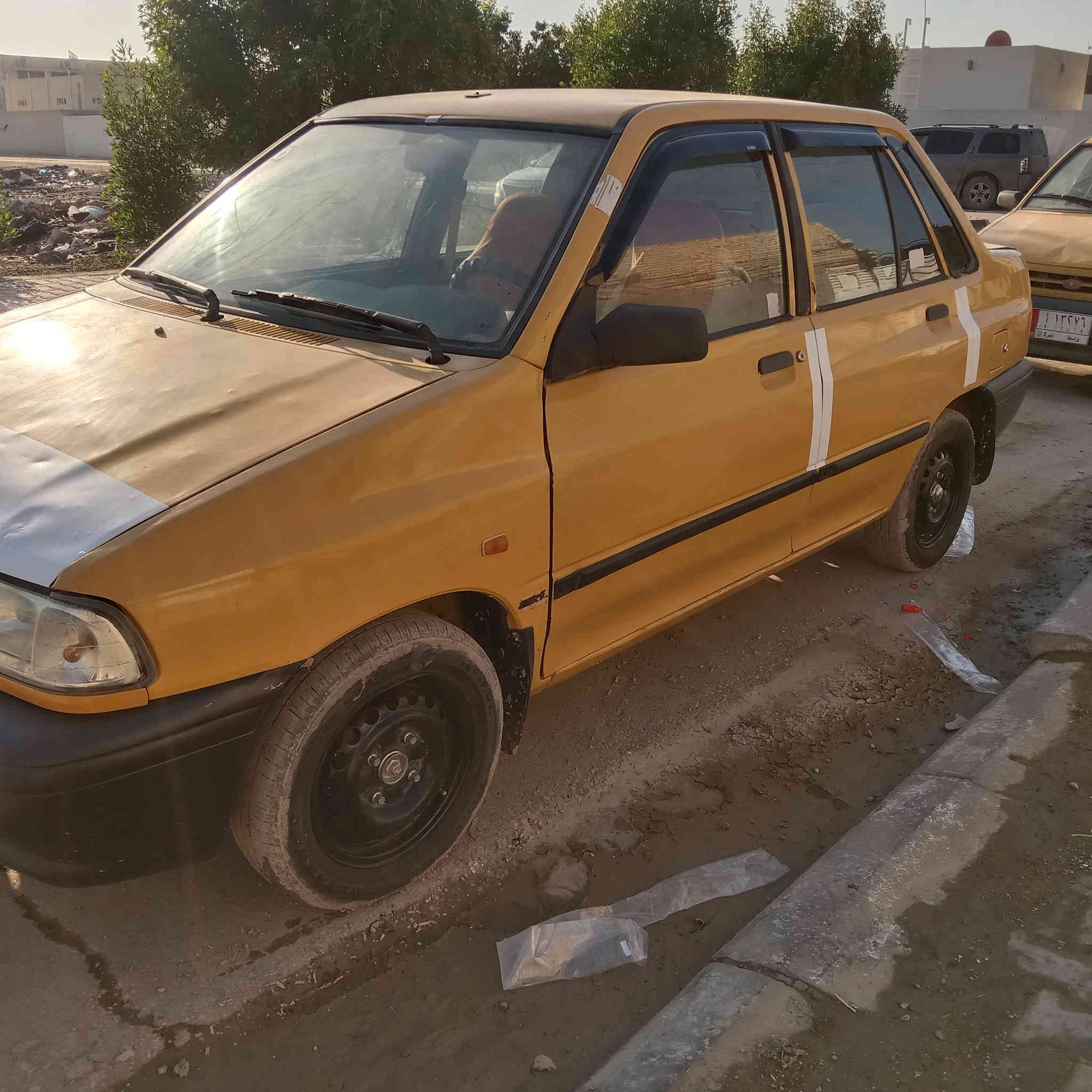 سايبة نضيفة للبيع مديل 12 سيارة بسمي  مكاني بالكوت مركز المدينة سعر 24 رقم انگليزي ***********
