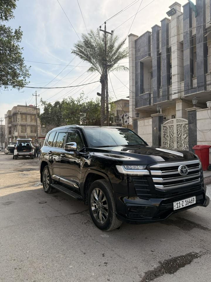 السلام عليكم 
لاند كروز 2023 
فئه VX Limited 
كفاله عامه 
فول مواصفات واحد ع واحد 
بوب شفط 
بصمه تشغيل
فتحه سقف 
كير بوكس 
تدفئه تبريد كشن 
وبعد هواي مواصفات 
السعر ٧٨٠ ورقه وبيها مجال بسيط حك الجيه فقط 
للتواصل ***********
