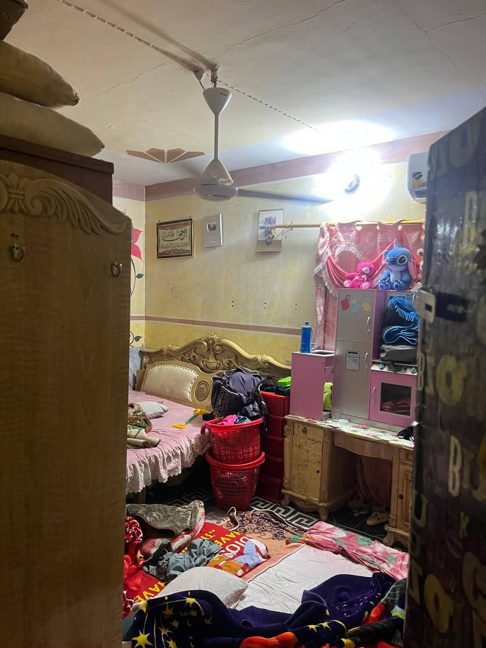 سلام عليكم ورحمه الله وبركاته دار للبيع في ابي الخصيب العوجة طابو صرف تحويل بسم المشتري البيت يحتوي على ثلاثة غرف نوم وصاله ومطبخ وحمام داخل وخارج وديوان وكراج سياره البيت  ركن    المساحه الكليه 370 متر البيت غريب لسايدين مال العوجة السعر 100بي مجال الاستفسار اتصال على الرقم ***********
