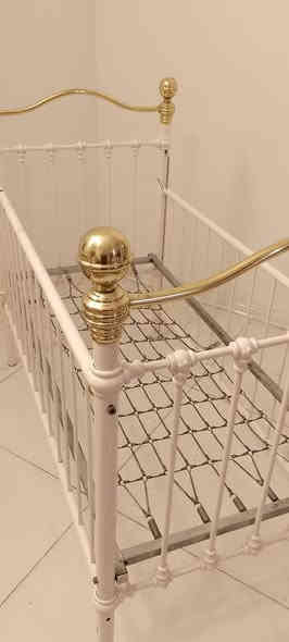 #سرير طفل #كليكوت طفل #كاروك طفل
#أنتيكة قديم #تحفيات #نوادر 
#أيطالي المنشأ
الأبعاد 120*60 (عمر شهر إلى سبعة سنة)
#نحاس حديد ثقيل صبغ سيارات حراري
القطعة نادرة و ثمينة و بحالة ممتازة شرط الفحص أنتهزوا الفرصة *********** يوجد واتساب.
