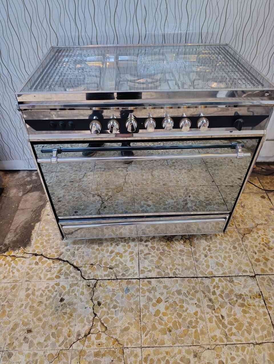 سلام عليكم طباخ يوني فينصل الايطالي طباخ اخو الجديد افران منفصله يشتغل فوك وجوه بنفس الوقت او طفين واحد وشغلين واحد حسب الرغبه نضام سيفتي حمايل للطفال العنوان بغداد الامين شارع صيدليه النضاميه قرب افران السلام ***********
