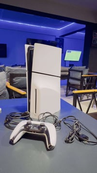 بلي فايف سلم اوربي ذاكرة وان تيره حال الجديد مفتوح بس من الكارتونه اني...