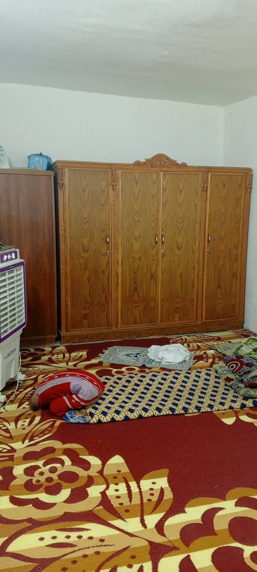 السلام عليكم من رخصت الادمن المحترم بيت ١٠٠ متر واجه خمسه والنزال عشرين في حي شهداء الموظفين طابقين يحتوي على ثلاث غرف نوم واستقبال وصاله ومطبخ وصحيات وطارمه صغيره غرفه جوه و غرفتين فوك عرض الفرع عشر امتار تبليط كافه الخدمات متوفره نوع العقار طابو صرف باسم والدتي بناء ٢٠١٠ عكاده اخوان البيت معروض ب١٥٥ وقابل للتفاوض رقمي اي استفسار ***********
