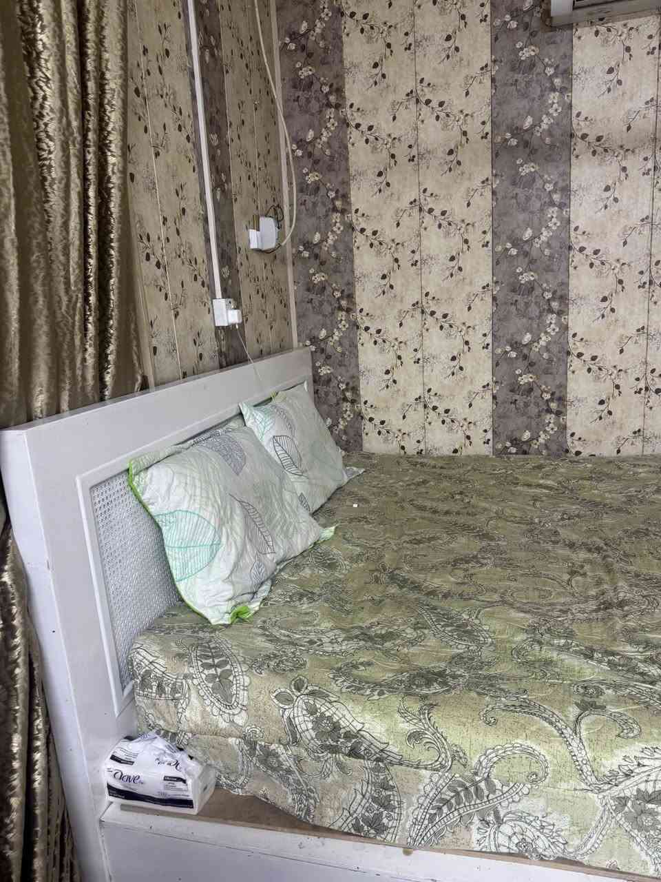 السلام عليكم عندي هذا الميز والجربايه جايبتهم من سفان صارلي شهرين بس يردون يشيلونه واريد ابيعهم 
الميز 175
والجربايه 150
وهذا رقمي للتواصل***********
