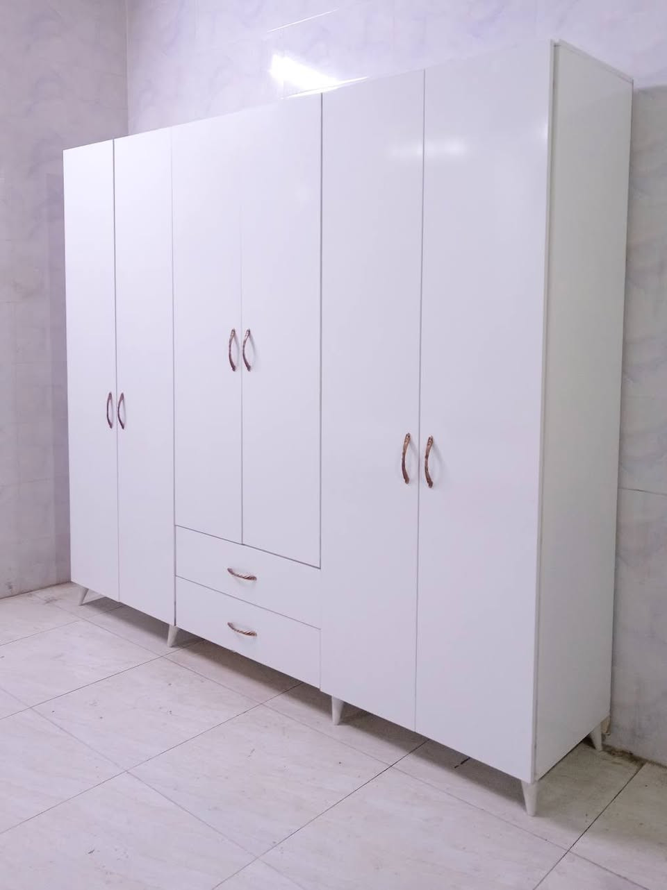 نوستن 5 پارچە
کانتۆری 6 تاک
قیاسی 2م 40  پانە
50قوڵە 
2م 15 سانتیم بەرزە
سیسەمی 2نەفەری
دۆشەک
دووکۆمەدی
ئاوێنەی باڵا
نرخی 260 هه زار
***********
سلێمانی السليمانية, العراق
