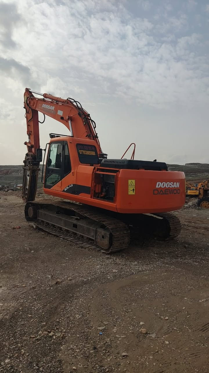 للبيع حفارة دايو موديل 2004 حجم 225 رقم اربيل تحويل مباشر مكانه سليمانية مكفوله كفاله عامه السعر 375 ورقه بي مجال قليل اتصال 📞 ‭٠٧٧٣ ٢٢٤ ٠٢٠٢‬ ملاحضه حفارة بدون نقار فقط كيلة وياها
