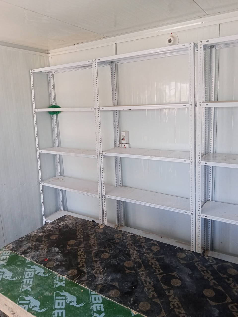 سلام عليكم
عندي اربع رفوف للبيع طول مترين و20
والعرض متر واحد
كل رف يحتوي على 5قواعد 
جدد مستعملات شهرين والله 
كربلاء مقدسه  سعر 200الف قفل 
عامل عليهن بسوك وشوف سعارهن 
***********
