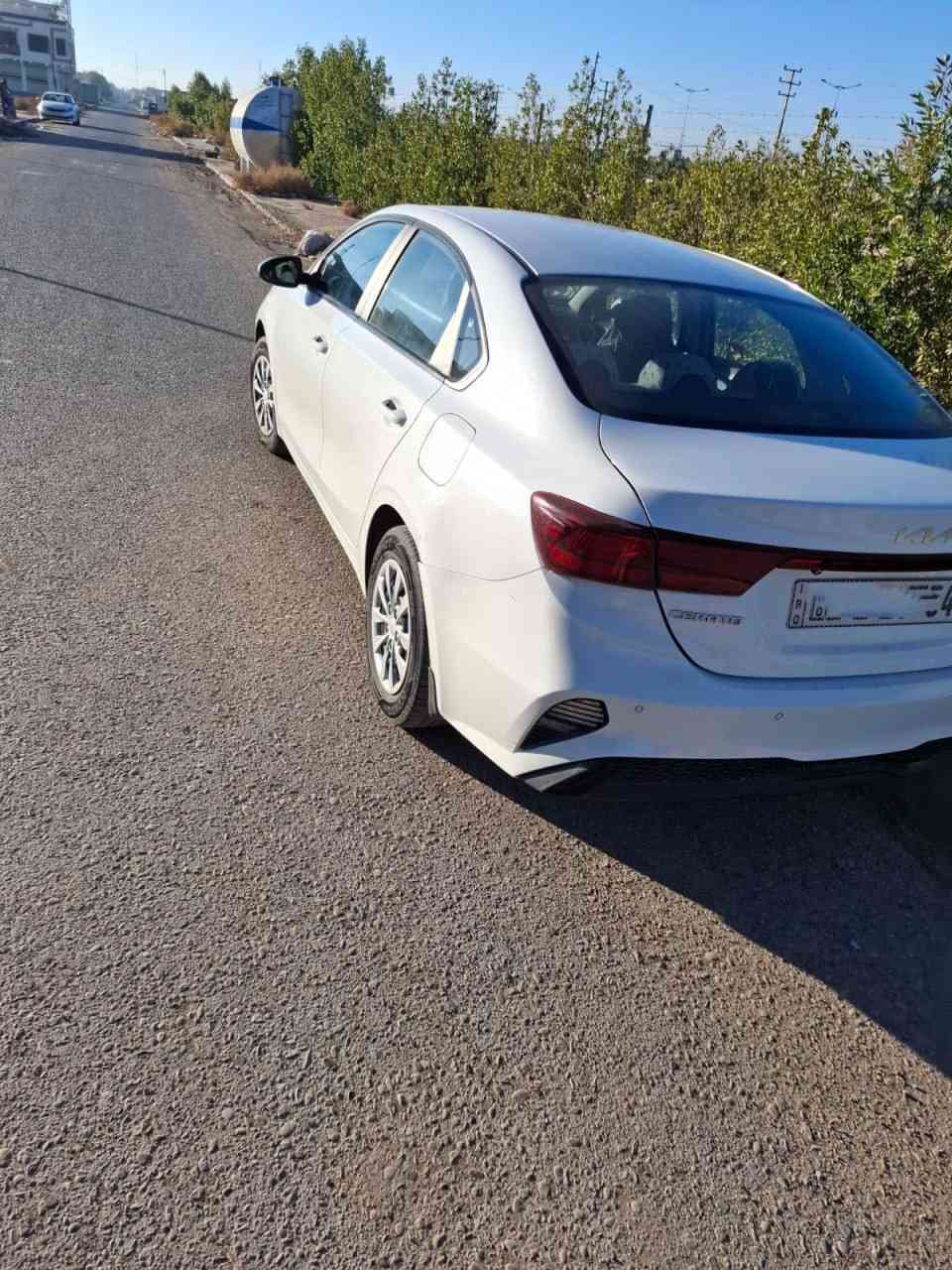 سيراتو ٢٤ مواصفات عادية محرك ٢٠٠٠ كفاله عامة بيه شخط بسيط بالباب والدعامية الخلفيه موضح بالصور ماشية ٥٥٠٠٠ مكاني المدائن السيارة بأسمي رقم بغداد *********** السعر 177 ورقه وبيها مجال بسيط حق الضيافة.
