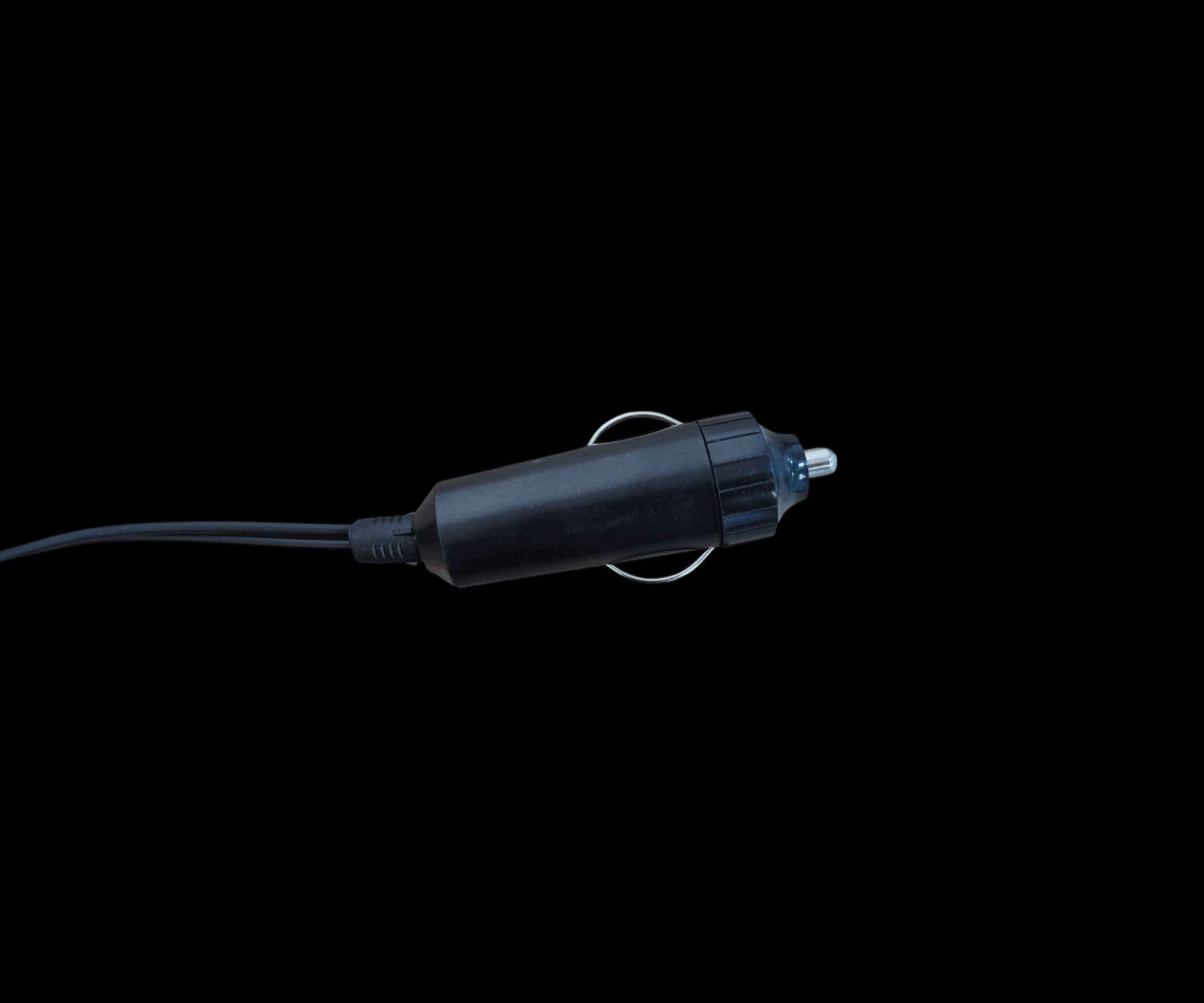 مروحة سيارة مزدوجة الرأس - Mitchell Mars-304

الاستخدامات:

تبريد فعال داخل السيارة أثناء القيادة في الأيام الحارة.
مناسبة للسيارات الصغيرة، الحافلات، الشاحنات، والمركبات الثقيلة.
مثالية للاستخدام الثنائي (مقعد السائق والراكب الأمامي) بفضل الرأسين القابلين للتوجيه.
المميزات:
تصميم برأسين لتوزيع الهواء في اتجاهين مختلفين.
دوران 360 درجة أفقي وعمودي لتوجيه الهواء حسب الرغبة.
صوت منخفض أقل من 45 ديسبل لراحة أثناء القيادة.
محرك نحاسي 100% بقوة 815 واط لأداء عالي واستهلاك طاقة منخفض.
يعمل على فولت 24V (للموديل T304)، مثالي للشاحنات والمركبات الثقيلة.
قاعدة تثبيت قوية مع وسادتين لاصقتين للتثبيت الآمن.
تصميم صغير الحجم وخفيف الوزن (0.5 كجم).
محتويات الصندوق:
مروحة مزدوجة الرأس.
سلك توصيل بطول 85 سم بمنفذ ولاعة السيارة.
وسادتان لاصقتان للتثبيت.
ملاحظات:
يجب التأكد من توافق جهد السيارة مع المروحة (12V أو 24V حسب الموديل).
يُفضل تركيب المروحة في أماكن جيدة التهوية داخل السيارة.
يُمنع استخدام المنتج في بيئة رطبة أو مبللة.
أبعاد الغلاف: 26 سم (طول) × 12 سم (عرض) × 11 سم (ارتفاع).
سعر 15 الف فقط
يوجد توصيل كافه المحافظات النجف, العراق


**إذا كنت صاحب هذا الإعلان وتريد حذفه لأي سبب، رجاءا أرسل رسالة إلى الدعم الفني**