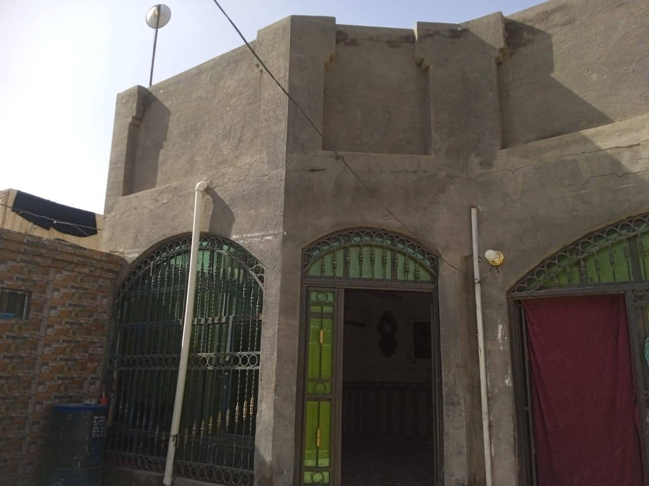 بيت للبيع
طابو صرف مداور ثاني يوم
متوفر كافه الخدمات 
ومشروع المجاري باب البيت 
مساحته البيت 200 م
بناء نضيف وحلو مرتب
غرفتين 5*4
صاله 8 م
استقبال 7م
مطبخ 5*4
طارمه خارجيه
صحيات خارجيه
سطح مطبك فرشي 
ممر خارجي داير البيت مطبك وكامل
مجاري ومي  كامله 
موقع البيت حي العسكري الباشيه قريب عالسيطره 
الاستفسار الاتصال بالرقم
*********** ابو عباس
