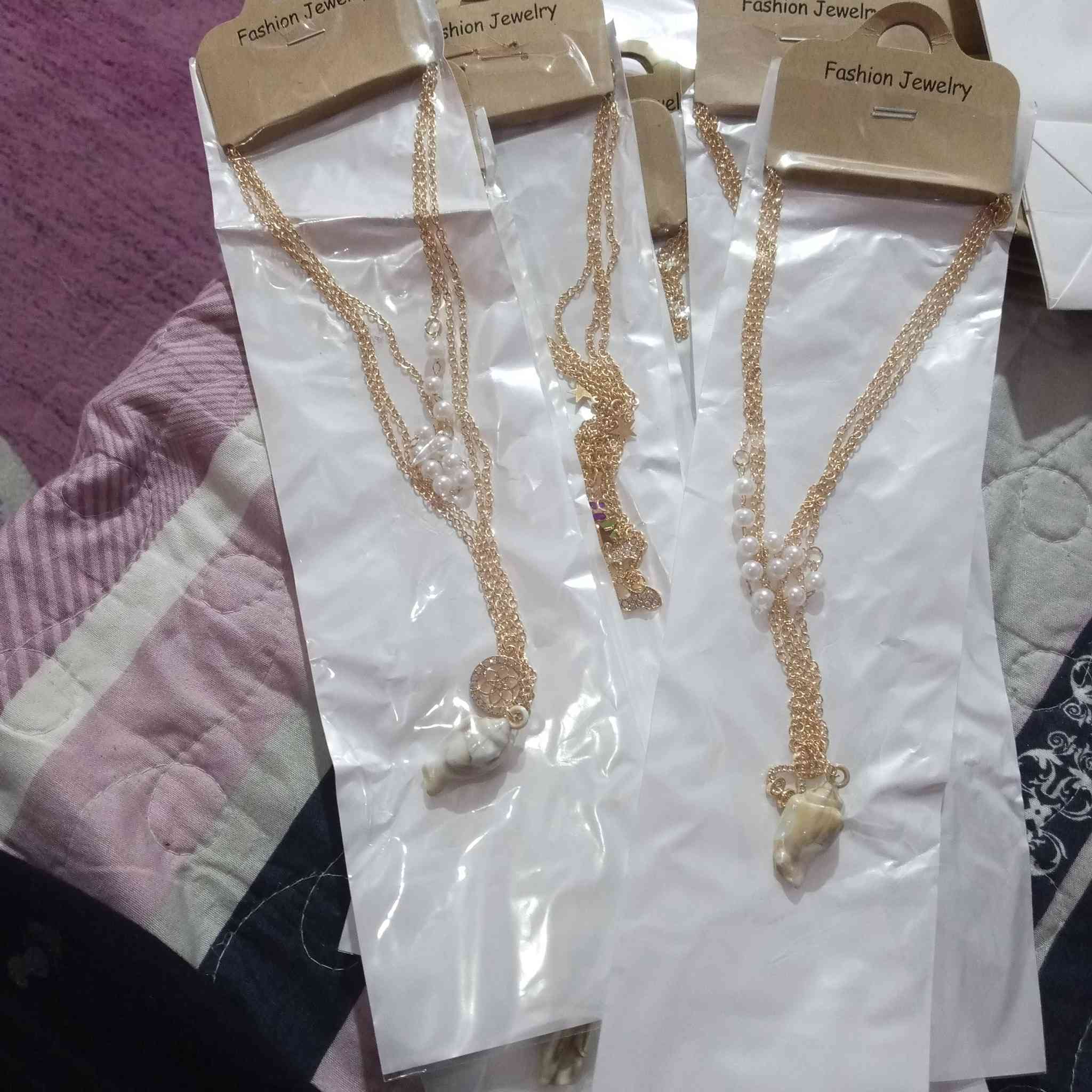 شلعه اكسسوارات كلايد 10 قطع وطباقات 6 قطع وفيونكات 3 قطع وعلاليك حلوه 14 قطعه ومناكير 13 قطعه كله ب 30 وبي مجالل
للتواصل واتساب *********** 🤍🌹.
