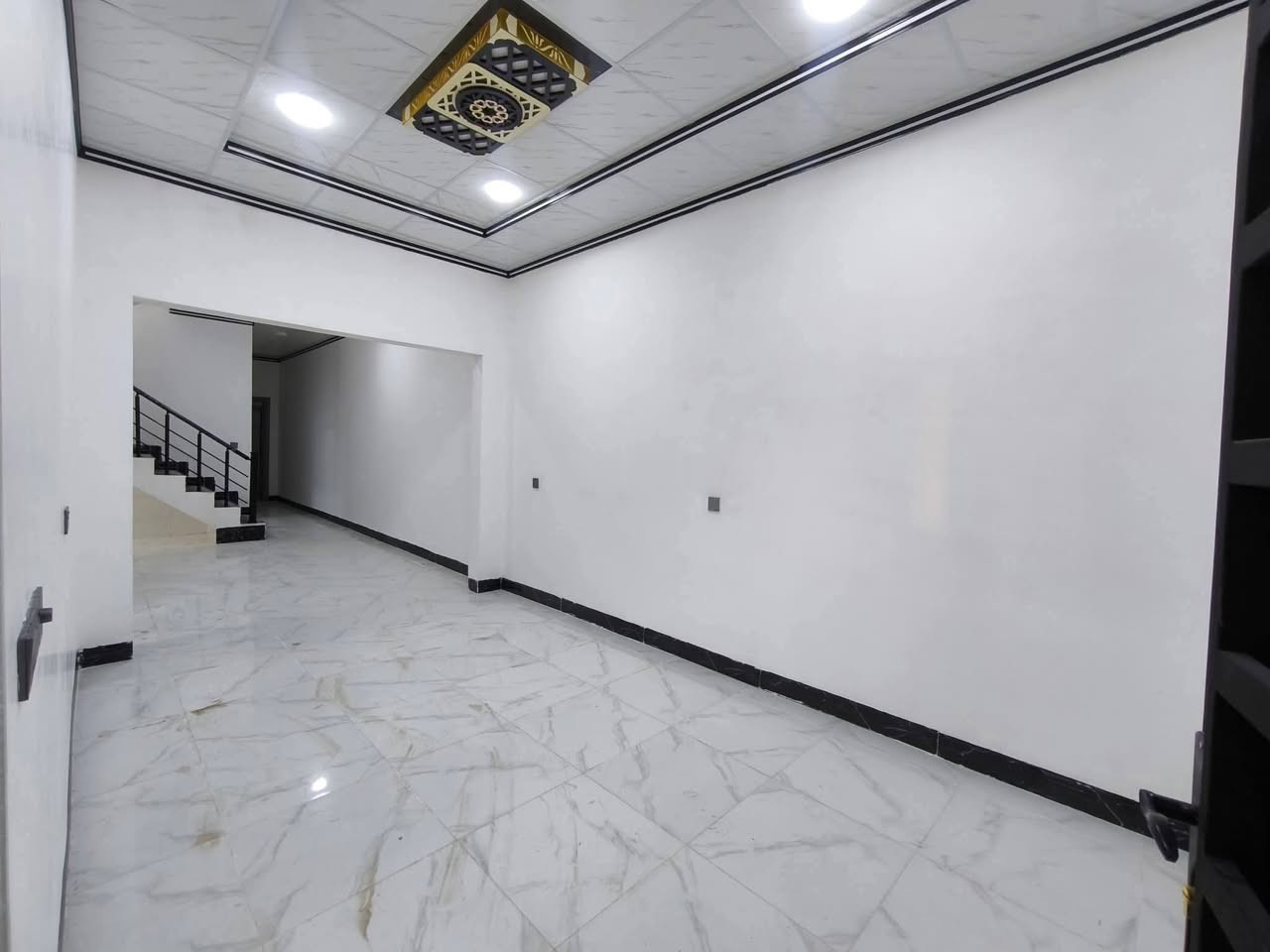 #عروض_مكتب_الدار_للعقار
دار للبيع

الملايين الثانية

خلف افران تبارك

المساحة 120 م واجهة 6 م

ط1)) غرفتين نوم واستقبال وصاله ومطبخ وصحيات

ط2)) غرف نوم سويت وصاله

اساس بادلو وبناء درجة نظام دكتات كاميرات 

خدمات كامله ماء كهرباء تبليط

سند زراعي قرار 25

بناء حديث وتسليم فوري

للاستفسار أكثر اتصل على الأرقام او 

 مراجعة مكتب الدار الكائن في بناء الجاهز مقابل الكمرك 

***********

***********

***********
