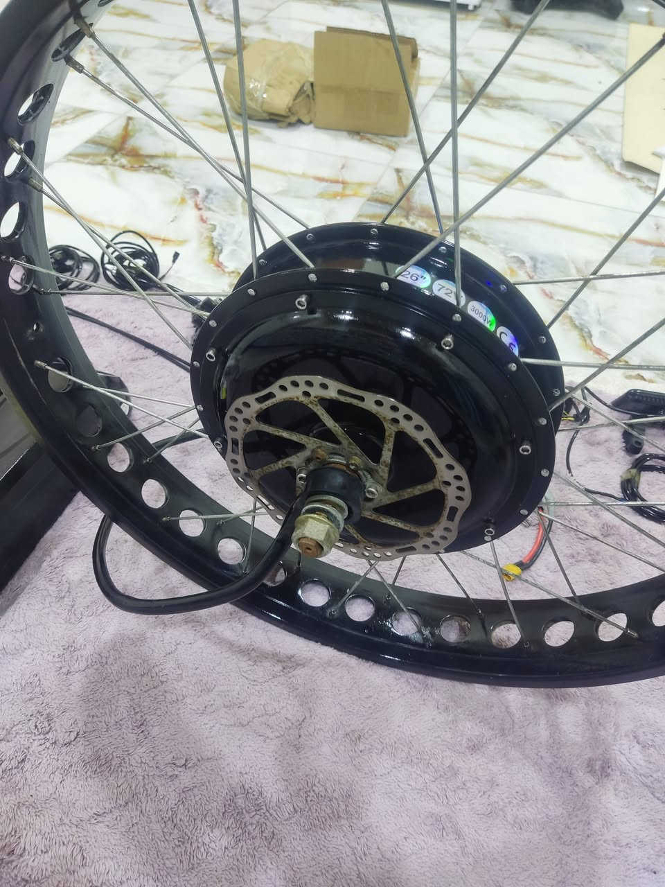 ملف بهل شكل مال بايسكل 3000w 72v ويش تغل على جميع الفولتيات مستعمل مفحوص شغال تريده ويه البطاريه تريده بدون بطاريه مال بايسكل تاير عريض مامتواجد عل فيس بكثره السعر عل خاص او ***********
