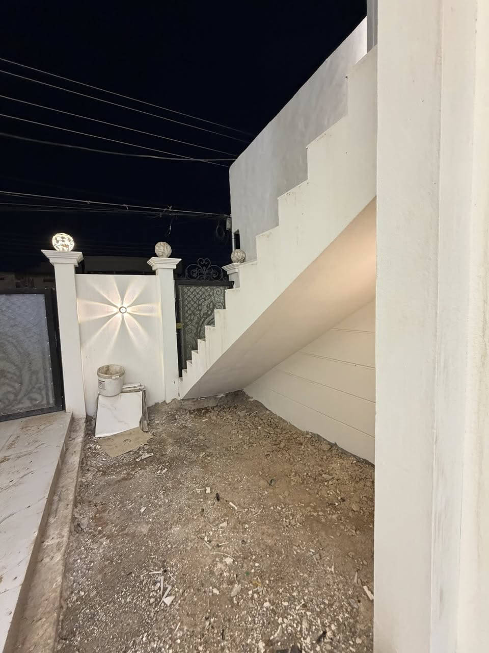 دار 160 م طابو صرف واجهه 6.50م  🔔

الموقع حي الواسطي خلف المعوقين شارع عريض 20 م📍الواجهه بأتجاه الشروق

يحتوي كل دار طابقين درج خارجي ⭐️

نظام دكت - مغربي - غاز - بوكسات - المنيوم 🔔

طابقين 
الارضي: كراج - حديقة صغيرة -استقبال - هول - مطبخ - غرفتين نوم - مجموعتين صحيات 

الطابق الثاني :استقبال - هول - مطبخ - غرفتين نوم - صحيات 

••••••••••••••••••••
للسعر علق بـ (تم او السعر ) ليصلك برسالة عبر الخاص تلقائياً ✉️
••••••••••••••••••••

نستقبل كافة عروضاتكم وطلباتكم 🏡 
لبيع - وشراء - وتأجير العـقـارات 

ملاحظة نتعامل بالعقارات الطابو صرف فقط 🔔
بأشراف قانوني 👨‍⚖️

مكتـــب الـــذهـــب للعـقار 
تأسس : 2004 

للأستعلام والاستفسار 
موقع المكتب : كركوك - حي الواسطي شارع اذاعة الرشيد مقابل قرطاسية دار الفجر 2 📍

***********
***********
***********
