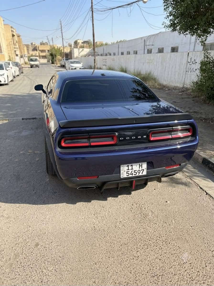 دوج جالنجر 2017 SXT 

 اللون الخارجي: نيلي مميز (Indigo Blue)
 المحرك: 6 سلندر، بسعة 3.6 لتر (Pentastar V6) اقتصادي وقوي (305 حصان)
 الكير: أوتوماتيك 8 سرعات (تبديل ناعم ورياضي)
 اللوحة:  الرقم الجديد بغداد

الحادث/  بنيد وجاملغ

تبريد ثلج بشرط
المواصفات 
رادار جانبي
رادار خلفي
ويل رياضي  20
شاشه و كامره دواره
كاربلي
اندرويد اوتو
بيرفورمنس بيج لعرض جميع قدرات السياره
شفتات ستيرن
كشنات حضن رياضي
كشن سائق كهرباء 
دكمه سبورت

مكان السيارك بغداد السيدية

للاستفسار اتصل
***********
