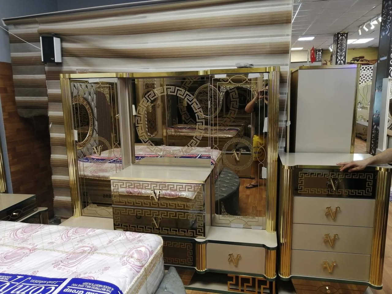 غرفة نوم مستخدمة نضيف 11قطعه للبيع لل تواصل والاستفسارة
الاتصال على الرقم ***********
