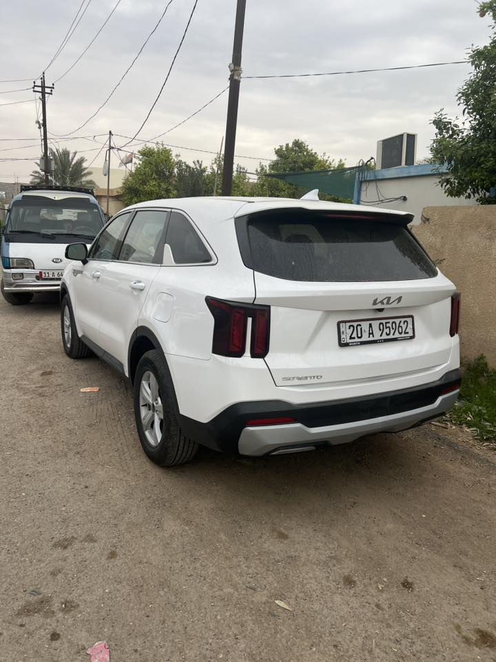 السلام عليكم سورنتو 2025 وارد أمريكي للبيع فئة Lx  معروفه مواصفاتها الضرر تبديل جنطة وباب خلفي ماشية 10مايل مرقمة شهداء السعر 260$وبيها مجال للشراي ***********
