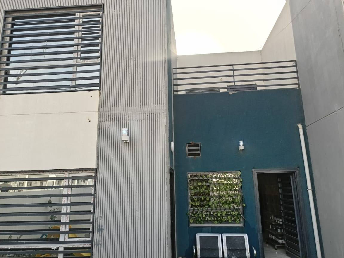 سلام عليكم دار للبيع في قريه الغدير 2 ١٥٠متر على شارع ٣٠ مقابل الاميرات 2 البيت جدا نضيف يباع مقدما والباقي ٤٧مصرف عقاري تسديد الشهري ٢٩٠الف مع بقاء الكفيل نفسه تجاري موقع الدار جدا جدا ممتاز *********** مكتب الكرار للوساطه العقاريه
