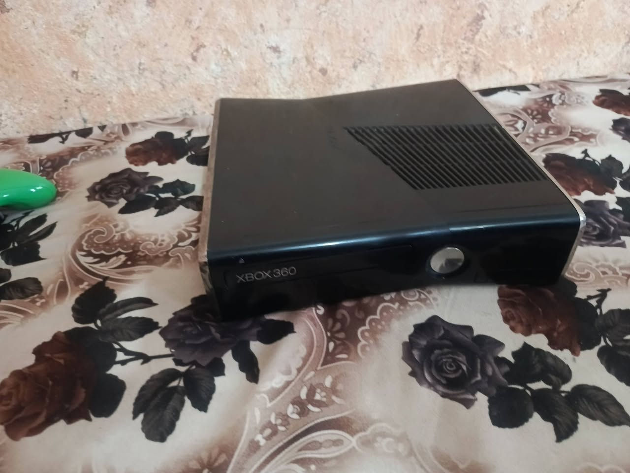 سلام عليكم عندي بلي للبيع 
كاملة غراضة اسم البلي اكس بوكس 360
تجي وية يدات 3 وبي 146 لعبة 
السعر 130وبي مجال راسلني خاص  الرقم /*********** مراسله واتساب
